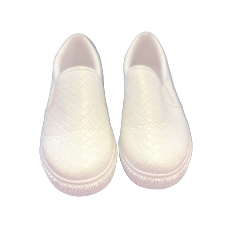 Pierre Dumas Ladies White Traveler-1 Slip-On Woven Sneaker size 9